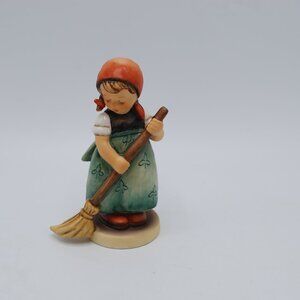 VINTAGE GOEBEL HUMMEL LITTLE SWEEPER #171